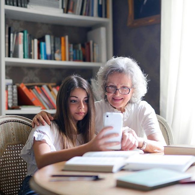 Asistencia sociosanitaria para personas mayores o dependientes